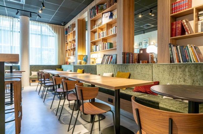 BW Plus Suitcase La D&eacute;fense