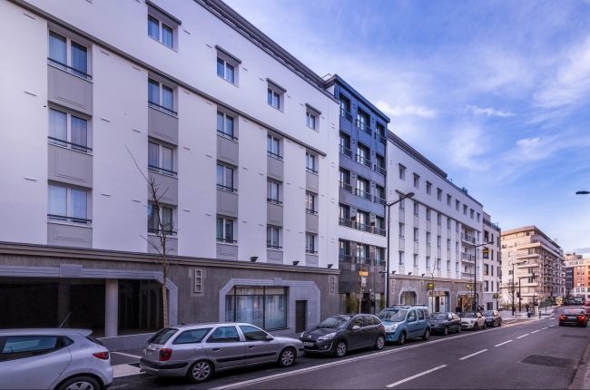 Best Western Plus Suitcase Paris - La Défense : Vue de l'hôtel depuis la rue